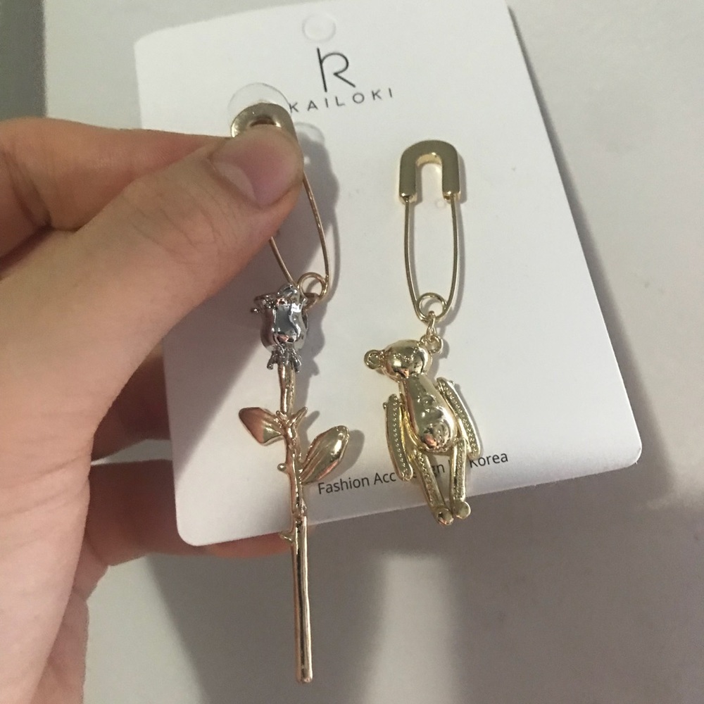 Rose and teddy dainty earrings 🌹🌹🖤🖤🖤
